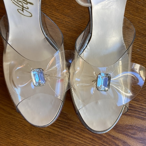 Vintage gorgeous clear vinyl Bow with huge rhinestone on lucite 4” heels - Picture 2 of 8